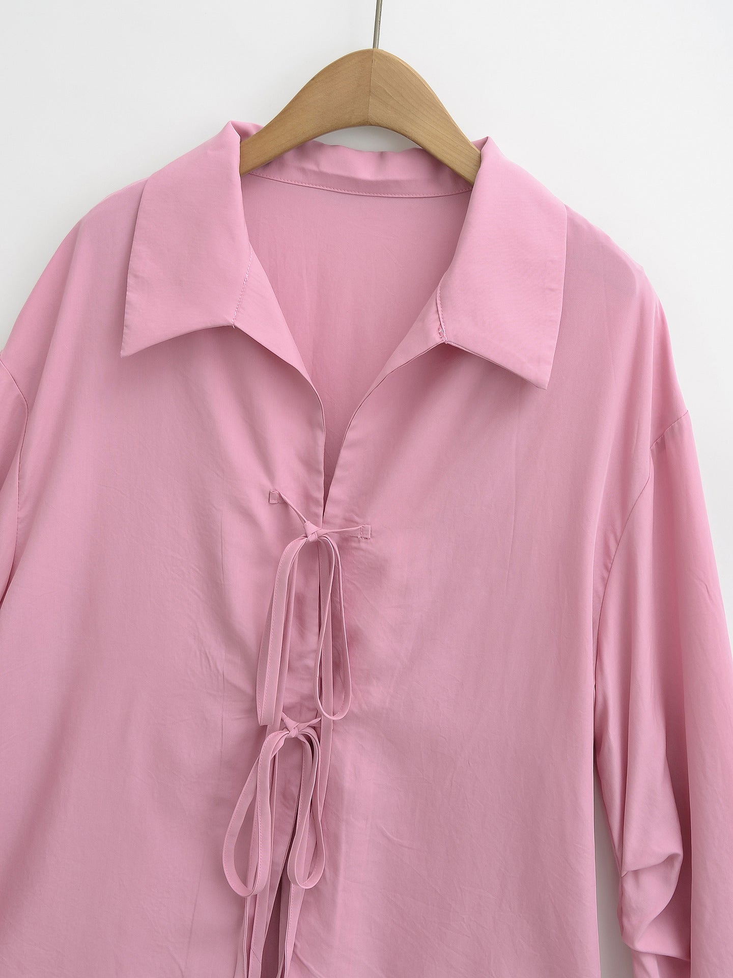 Collar tied loose shirt