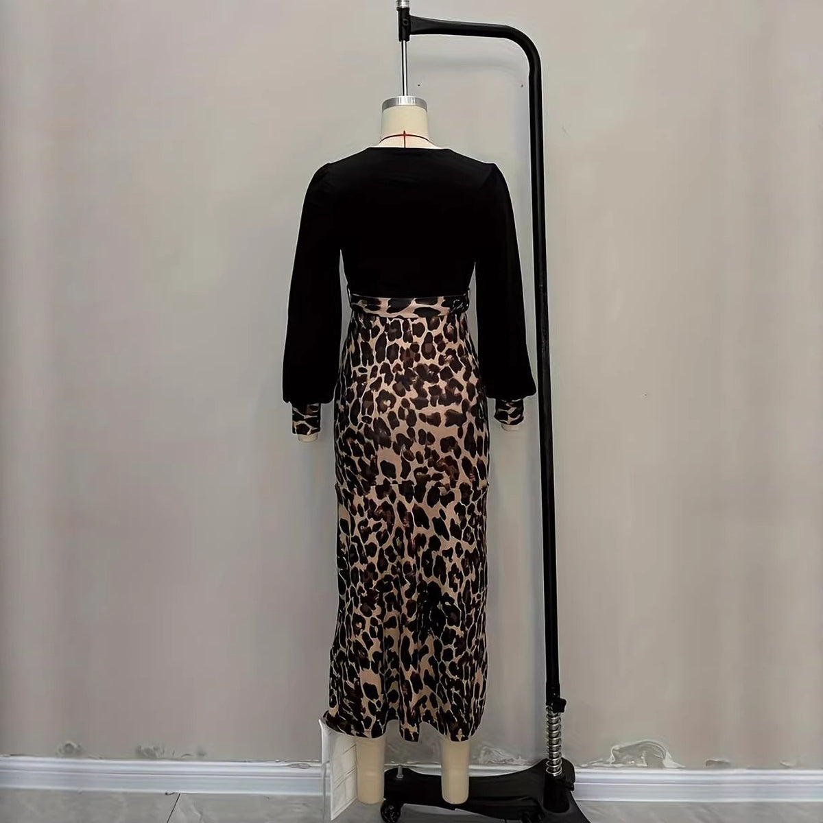 Slim fit V-neck black dress