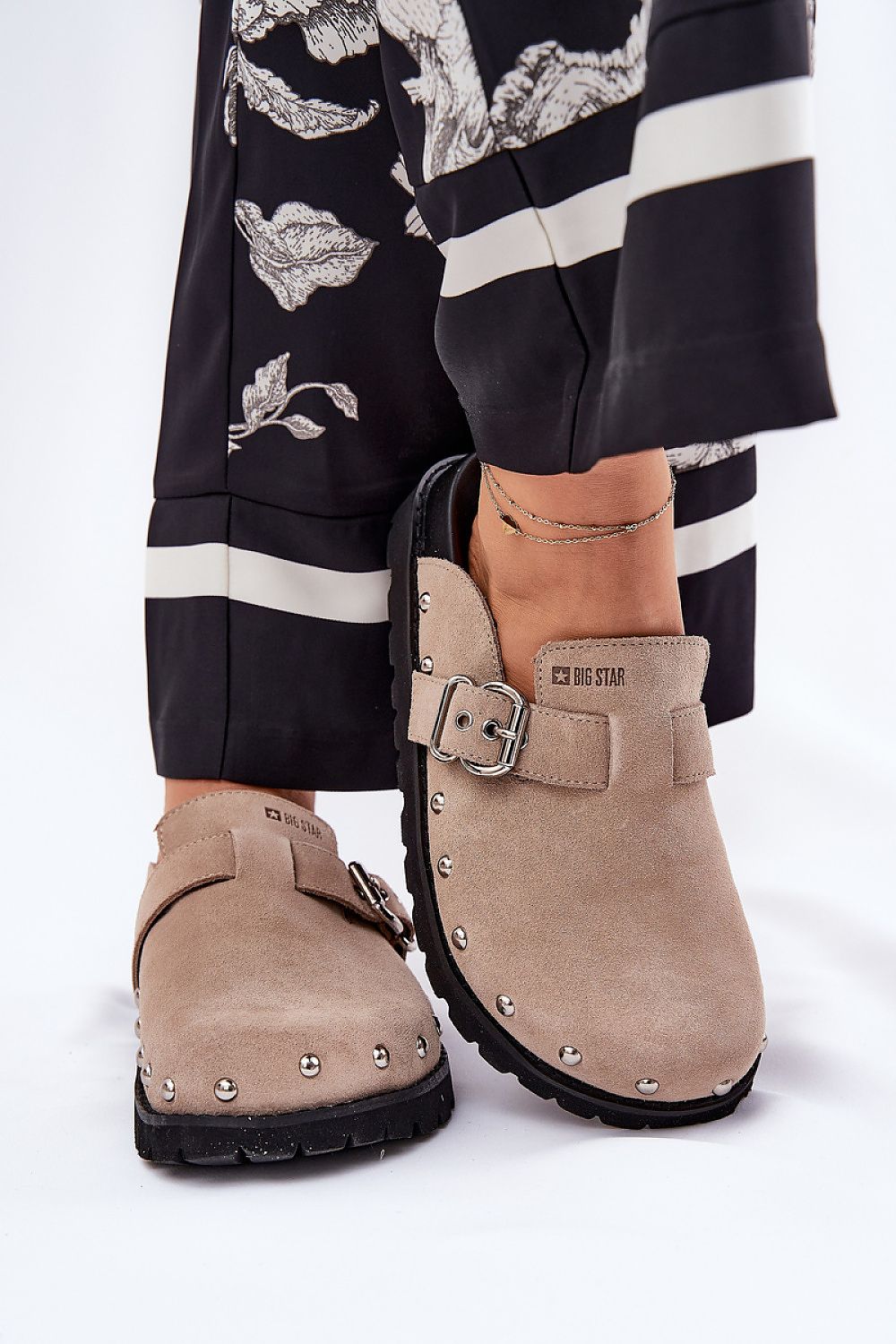 Clacquettes model 211679 Step in style