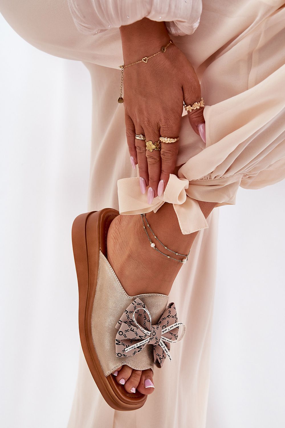 Clacquettes model 211954 Step in style