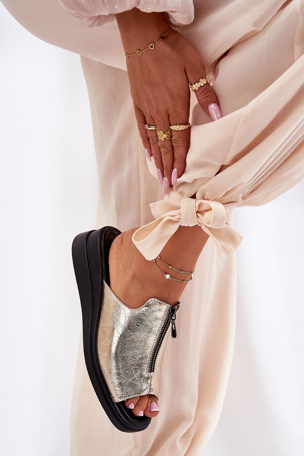 Clacquettes model 211955 Step in style