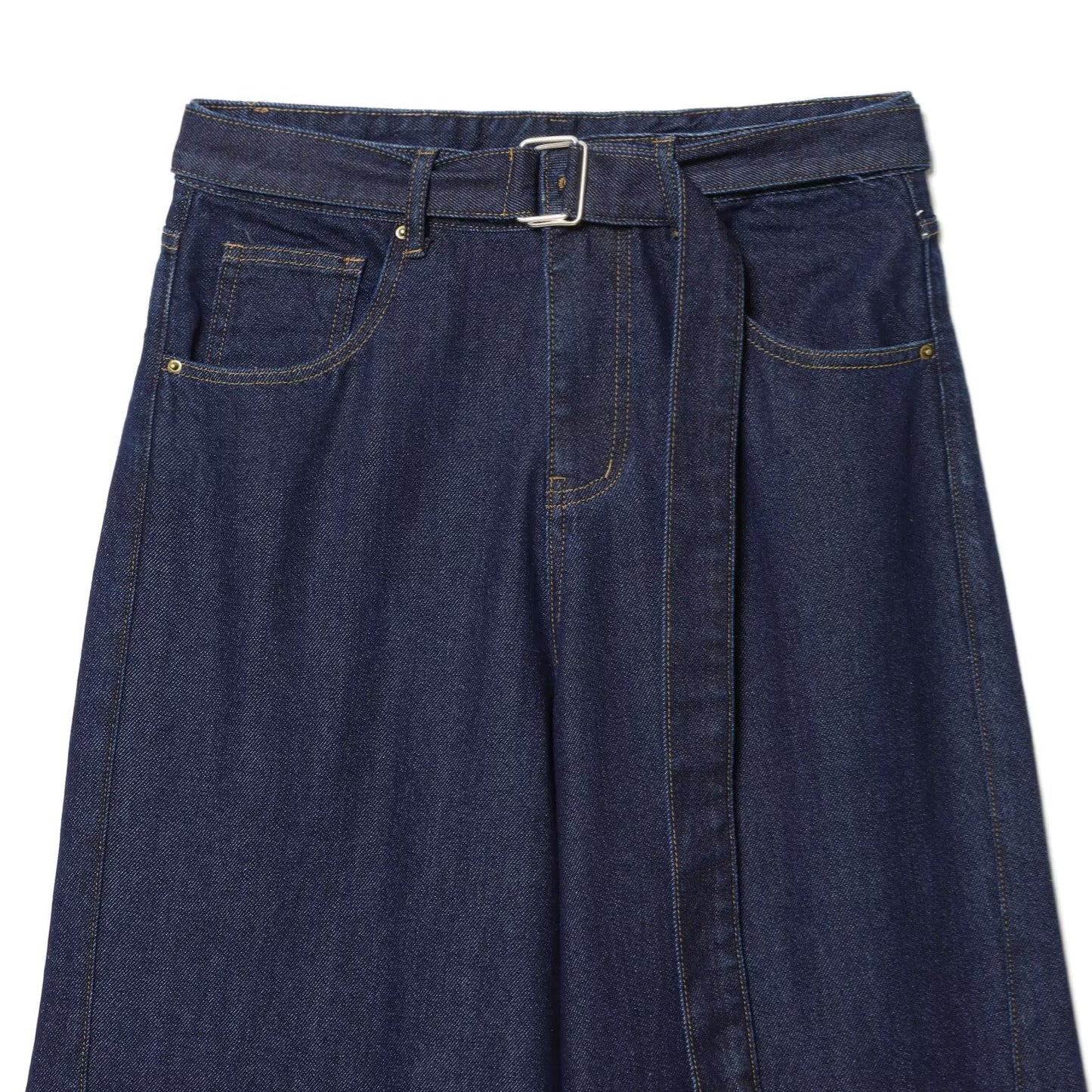 Casual style with waistband and high waisted jeans
