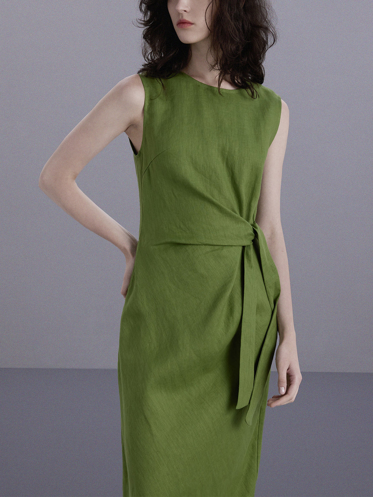 Cute Green Sleeveless Dress with Twist Pleat and Tie Waist, Fitted Bodycon Style, Minimalist Design, High-Quality Casual Dress