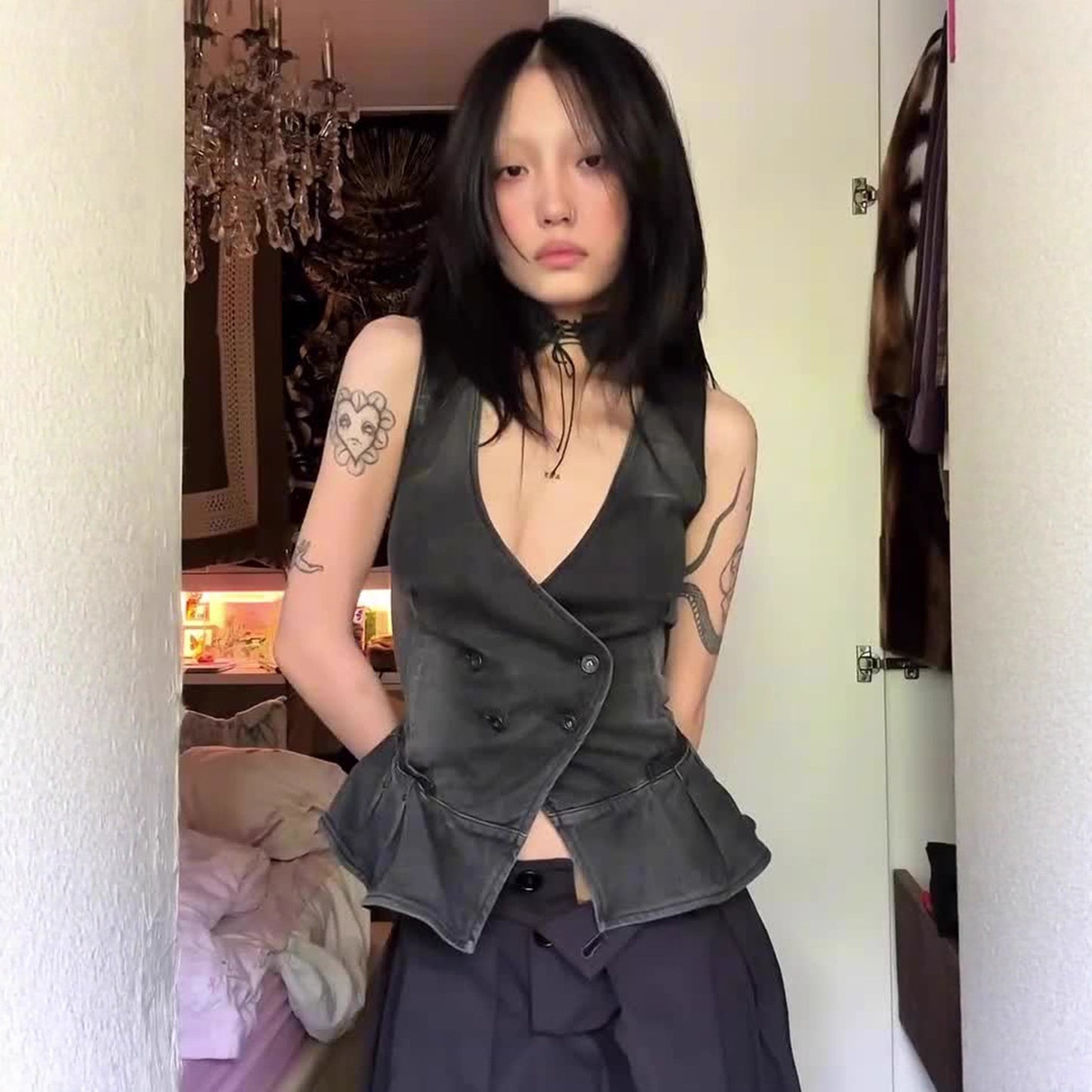 Washed two button V-neck for slimming and foldable denim vest