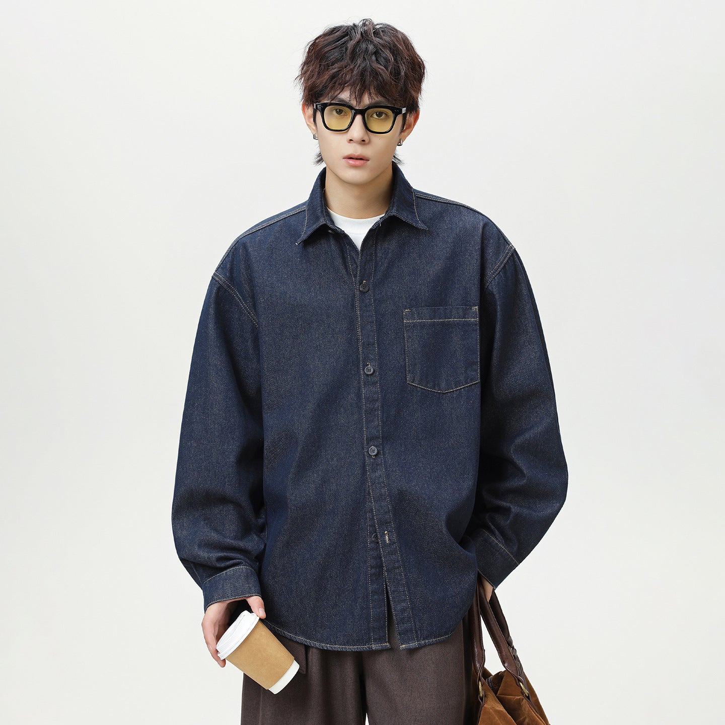 Long sleeved men's loose washed denim jacket