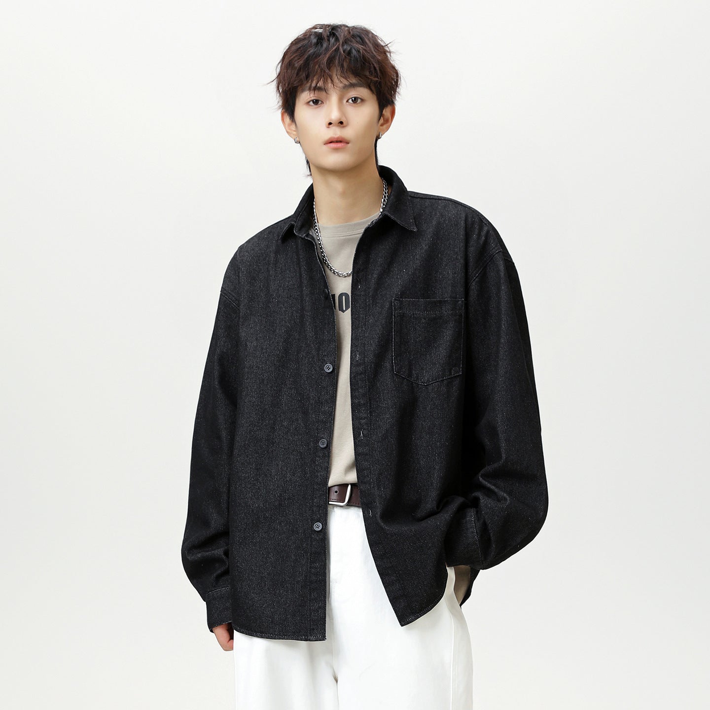 Long sleeved men's loose washed denim jacket